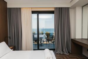 Een bed of bedden in een kamer bij Mazarine Hotel, Vlorë, Albania