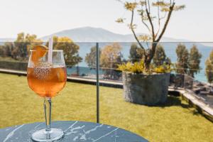 ein Glas Wein auf einem Tisch in der Unterkunft Mazarine Hotel, Vlorë, Albania in Vlorë