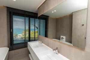 Een badkamer bij Mazarine Hotel, Vlorë, Albania
