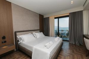 Een bed of bedden in een kamer bij Mazarine Hotel, Vlorë, Albania
