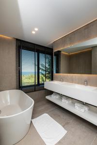 Ένα μπάνιο στο Mazarine Hotel, Vlorë, Albania +37 φωτογραφίες