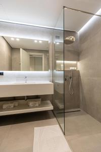 Een badkamer bij Mazarine Hotel, Vlorë, Albania