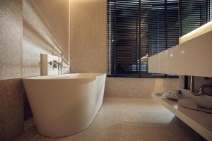 Een badkamer bij Mazarine Hotel, Vlorë, Albania