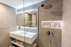 Een badkamer bij Mazarine Hotel, Vlorë, Albania