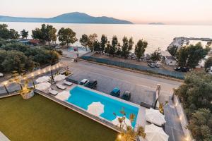 een luchtzicht op een villa met uitzicht op het water bij Mazarine Hotel, Vlorë, Albania in Vlorë