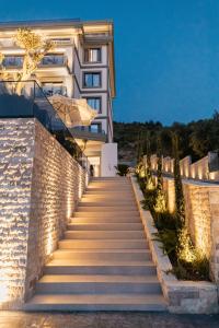 schody prowadzące do budynku z oświetleniem w obiekcie Mazarine Hotel, Vlorë, Albania we Wlorze
