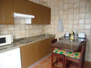 Il comprend une petite cuisine avec un évier et un comptoir. dans l'établissement Casa Costa Amanecer, à Punta de Mujeres