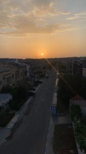 een stadsstraat met de zonsondergang op de achtergrond bij Safiote House appartement in Safi
