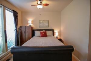 een slaapkamer met een bed en een plafondventilator bij Creekside Cottage in Jacksonville