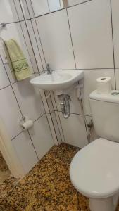 Bathroom sa Suítes Pé Nareia Itaipuaçu