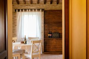 een eetkamer met een tafel en een raam bij Villaluce Wine Agriturismo in Castiglione del Lago