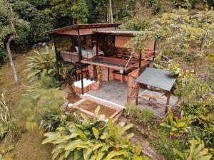 widok na mały domek w lesie w obiekcie Waira Eco Lodge w mieście Villavicencio