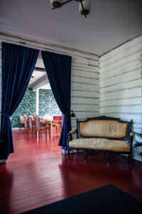 a room with a couch and a table with chairs at Matkustajakoti Ykspihlaja in Kokkola