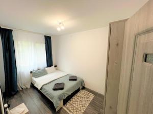 Een bed of bedden in een kamer bij 3 rooms apartment Airy & Bright Garden