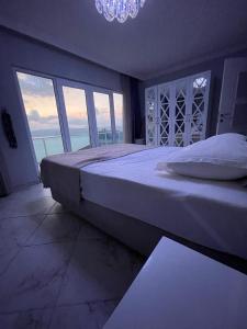 A bed or beds in a room at WHİTE ROSE VİLLA Jakuzili ve Isıtma Havuzlu