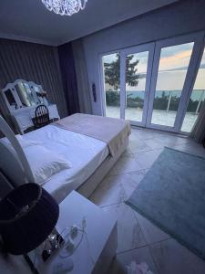 A bed or beds in a room at WHİTE ROSE VİLLA Jakuzili ve Isıtma Havuzlu