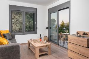 ein Wohnzimmer mit einem Sofa und einem Tisch in der Unterkunft Blue Garden Samos Apartments in Samos