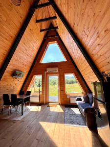 ein Zimmer mit einem großen Fenster in einem Holzhaus in der Unterkunft Blackcherry_Ukraine in Chereshenka