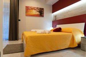 sypialnia z łóżkiem z dwoma ręcznikami w obiekcie HolidayDream Catania w Katanii