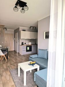 Svetainės erdvė apgyvendinimo įstaigoje Apartament z basenem i ogródkiem Baltic Sun A17