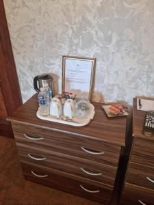 Příslušenství pro přípravu čaje a kávy v ubytování St Michaels Guest House