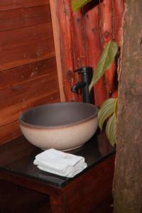 - un lavabo sur un comptoir dans la salle de bains dans l'établissement Waira Eco Lodge, à Villavicencio