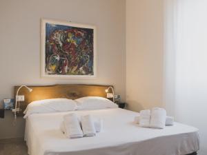A bed or beds in a room at Minturnae Hotel
