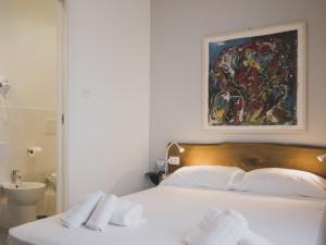 A bed or beds in a room at Minturnae Hotel