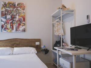 A television and/or entertainment centre at Minturnae Hotel