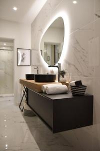 y baño con lavabo y espejo. en L'escale du Gros Horloge, en Rouen