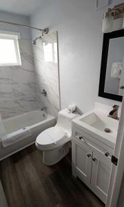 een witte badkamer met een toilet en een wastafel bij Silver Sands in Rockaway Beach