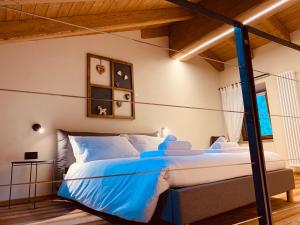 A bed or beds in a room at Lo Paglier - Le Four des Alpes
