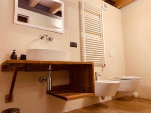 A bathroom at Lo Paglier - Le Four des Alpes Még 16 kép