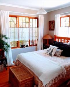 Cape Town的住宿－Lavender Cottage，一间卧室设有一张大床和窗户。