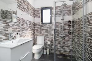 Koupelna v ubytování Zola Guest House + 12 fotografií