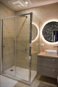 La salle de bains est pourvue d'une douche et d'un lavabo. dans l'établissement L'escale du Gros Horloge, à Rouen