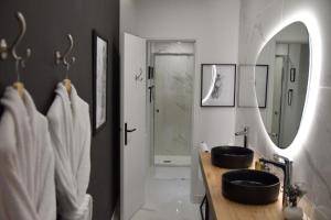 a bathroom with two sinks and a mirror at L'escale du Gros Horloge in Rouen