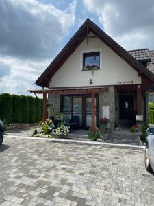 a house with a brick driveway in front of it at W Pieninach in Sromowce Wyżne