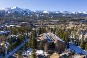 Et luftfoto af Fresh and Airy Condo in downtown Breck!