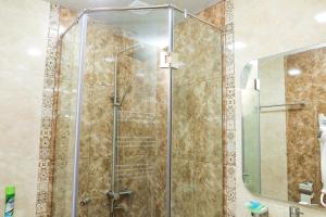 W łazience znajduje się prysznic ze szklanymi drzwiami. w obiekcie ARAGAST HOTEL & BREWERY пивоварня w mieście Sewan