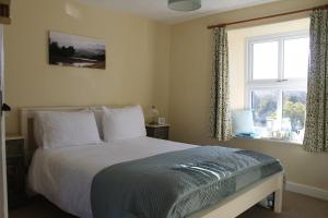 1 dormitorio con cama y ventana en Belle Green Bed and Breakfast en Sawrey