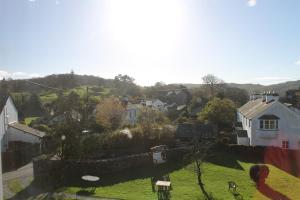 een uitzicht op een klein dorp met huizen en bomen bij Belle Green Bed and Breakfast in Sawrey