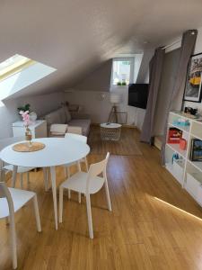 Telewizja i/lub zestaw kina domowego w obiekcie Appartement style loft en centre ville