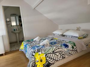 sypialnia z łóżkiem i umywalką w pokoju w obiekcie Appartement style loft en centre ville w mieście Vendôme