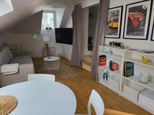 Televízia a/alebo spoločenská miestnosť v ubytovaní Appartement style loft en centre ville