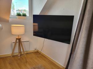 Telewizja i/lub zestaw kina domowego w obiekcie Appartement style loft en centre ville