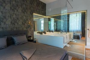 ein Badezimmer mit einem Bett, einem Waschbecken und einem Spiegel in der Unterkunft Luxury Vitosha Apartment in Sofia