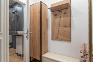 ein Badezimmer mit einem Holzschrank und einem WC in der Unterkunft Luxury Vitosha Apartment in Sofia
