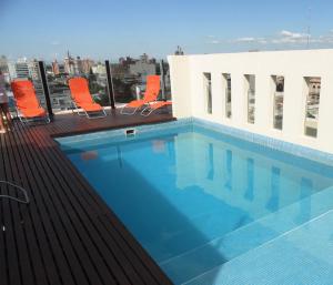 a swimming pool on the roof of a building at De Los Arroyos Apart Hotel in San Nicolás de los Arroyos