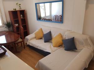 sala de estar con sofá blanco y mesa en Vivienda con 3 habitaciones PRÍNCIPE del SILENCIO, en Gijón